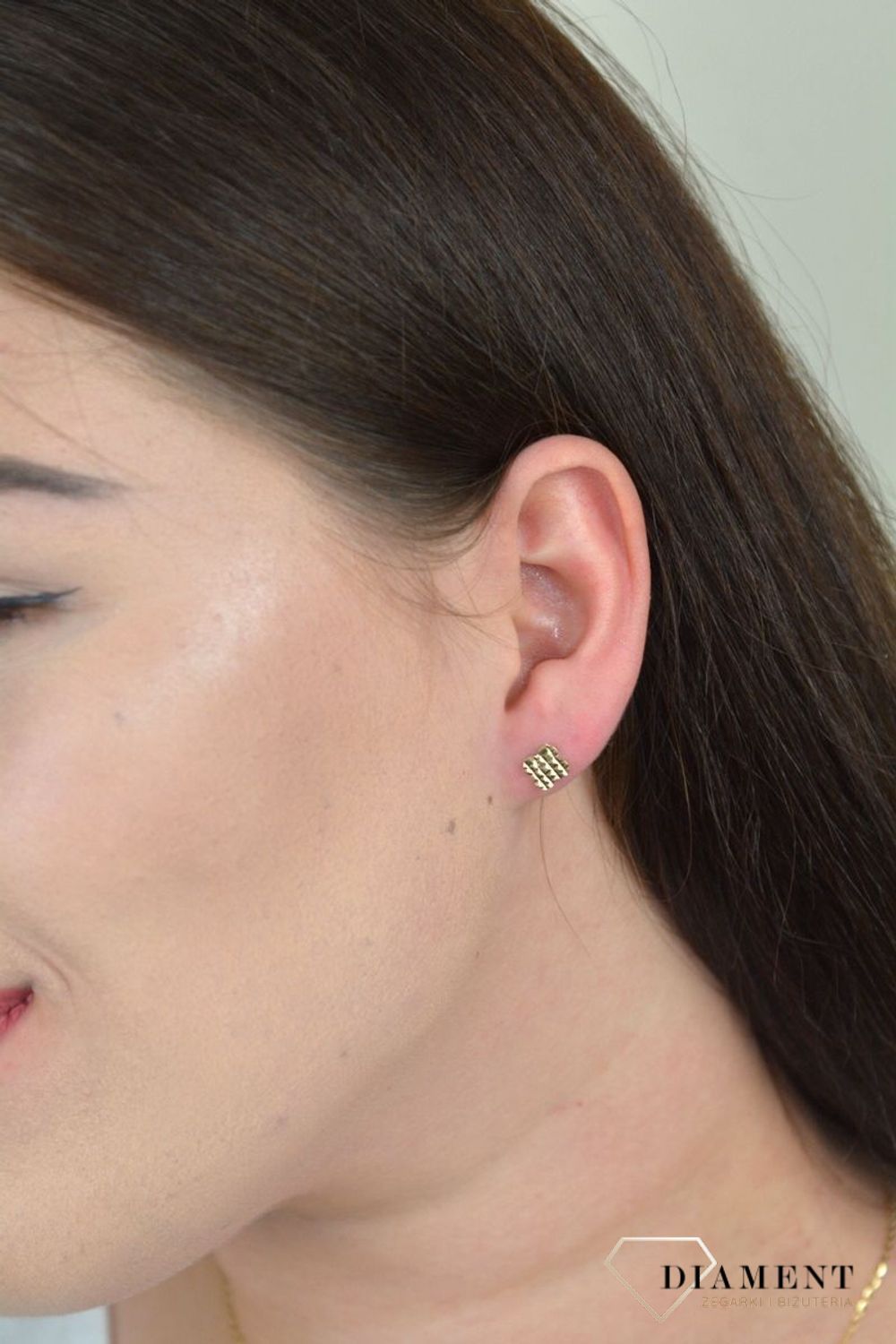 Złote kolczyki przy uchu czterolistna koniczynka KL 7391.jpg